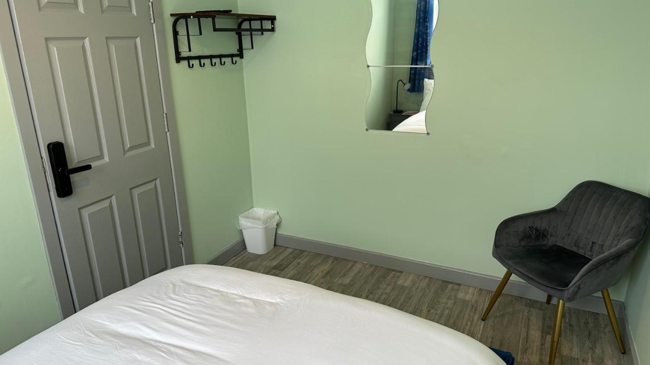 Homestay In Уолсал Екстериор снимка